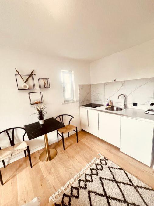 Ferienwohnung An Der Uniklinik Mit Eigener Kueche Und Renoviertem Badezimmer Homburg  Exteriér fotografie
