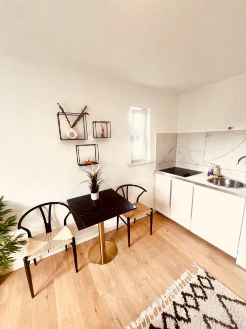 Ferienwohnung An Der Uniklinik Mit Eigener Kueche Und Renoviertem Badezimmer Homburg  Exteriér fotografie